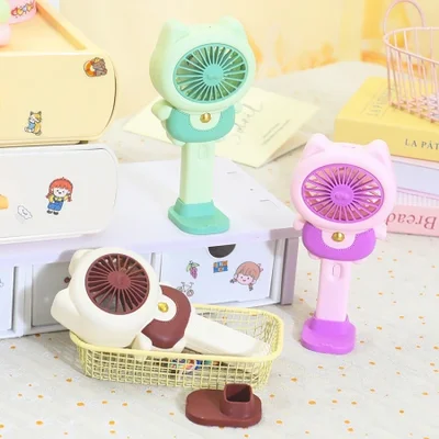 مروحة محمولة على شكل قطة كرتونية قابلة لإعادة الشحن عبر USB مع قاعدة حامل، هدية مروحة كهربائية تعمل بطاقة الرياح العالية بثلاث سرعات للبيع بالجملة