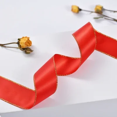 مخزون المصنع: شرائط بوليستر ذات حافة ذهبية وفضية مزدوجة على الوجهين، وأشرطة المهرجانات، وصناديق هدايا الأزياء، وزخارف الملابس، وأشرطة تغليف الزهور