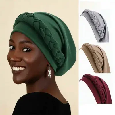 تتوفر مجموعة متنوعة من الملابس العصرية والإكسسوارات والقبعات ومجموعات أغطية الرأس. 