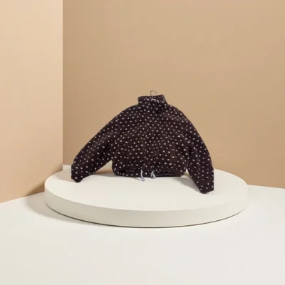 تتميز السترة النسائية العصرية بطباعة الفهد بأنها نحيفة ومسامية وخفيفة الوزن. 