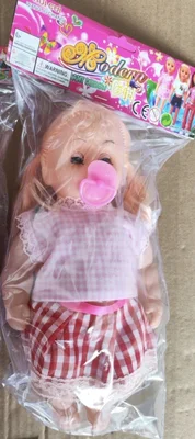 فتاة ذات أرجل منحنية مقاس 12 بوصة ومعها عشر لهايات وملابس من البلاستيك