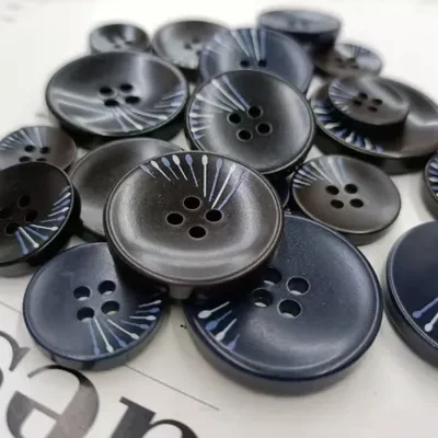 سترات راتنجية مستديرة عالية الجودة ومعاطف وسترات واقية وأزرار وبدلات رجالية وسراويل بدلة وأزرار نسائية بأربع عيون باللون الأسود