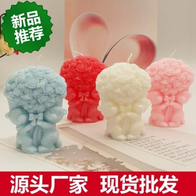 بمناسبة عيد الحب 2024، ستكون هناك هدية زفاف إبداعية عبارة عن شموع معطرة للدب الصغير وباقة من الورود على شكل قلب وشموع نبات فول الصويا