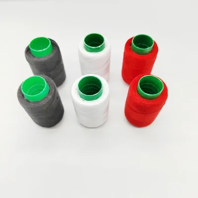 إبرة وخيط منزلي مصنوع يدويًا للبيع بالجملة لفات صغيرة 302 خيط خياطة أساسي من البلاستيك الملون من البوليستر باوتا من الشركة المصنعة