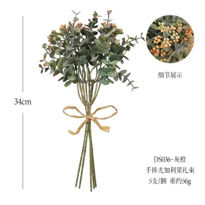 Holding eucalyptus fruits, arranging bouquets of artificial flowers, home soft decoration bottles, flower arrangements, bouquets of flowers, artificial flowers, photography props