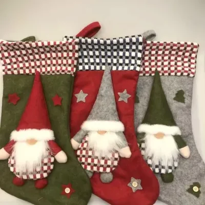 مبيعات المصنع مباشرة من جوارب هدايا عيد الميلاد والدمى وجوارب عيد الميلاد لكبار السن وأكياس الهدايا والديكورات