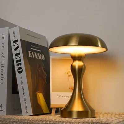 طاولة طعام جديدة مصنوعة من الحديد الشمالي عالية الأرجل تعمل باللمس وشحن LED معدني لغرفة النوم المنزلية مصباح طاولة فاخر