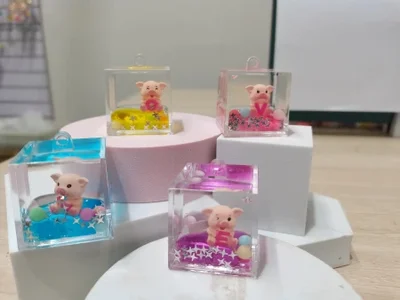 Factory direct sales of liquid oil keychains, oil flowing sand bottles, bags, pendants and accessories 33