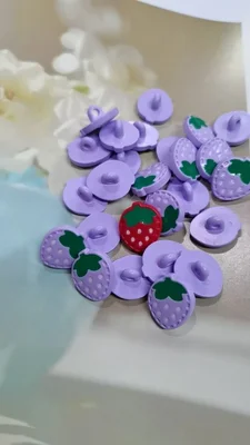 معطف بأزرار كرتونية لطيفة جديدة، وسترة، وسترة صوفية، وأزرار ملونة متعددة الاستخدامات، وأزرار سلسلة فاكهة الفراولة