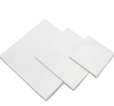 يمكن معالجة وتخصيص الأكواب المصنوعة من السيراميك الأبيض مع طباعة النقل الحراري على شكل قواعد أكواب بيضاء تحمل الشعار