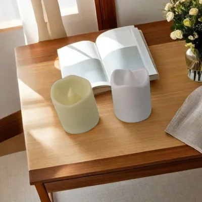 الشموع المعطرة صغيرة الإخلاص تخلق جوًا داخليًا رومانسيًا مع إضاءة مهدئة تريح المزاج. 