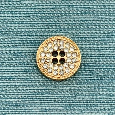 سترة محبوكة بأزرار صغيرة على طراز شانيل مجوفة على شكل الماس ومزينة بأزرار معدنية فستان دائري بالجملة