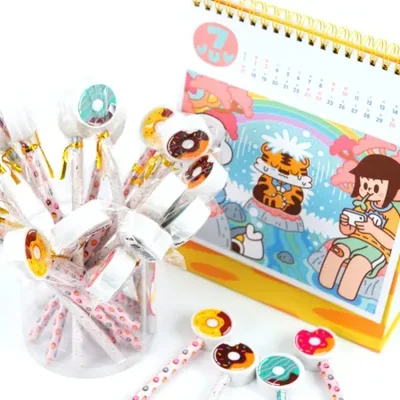 دونات ممحاة كرتونية، ممحاة صغيرة، قلم رصاص خاص بالطالب لا يترك أي علامات للكتابة