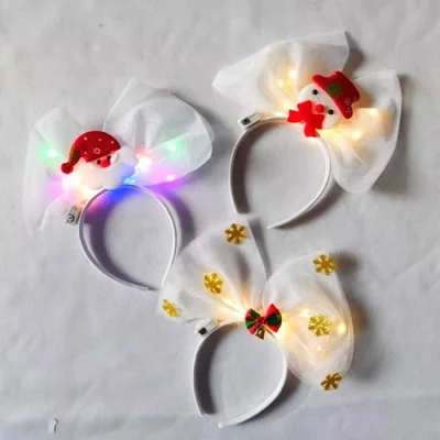 صورة حلوة ولطيفة لعصابة رأس عيد الميلاد المتوهجة الجديدة لعام 2025 والتول وغطاء الرأس القوس وزي الفتاة مع الأضواء الساطعة