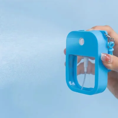 زجاجة عطر بلاستيكية بحجم 38 ملليلتر بحجم الجيب بحجم بطاقة الائتمان مع غلاف مطاطي من السيليكون ورذاذ على شكل بطاقة