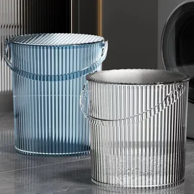 دلو من البلاستيك