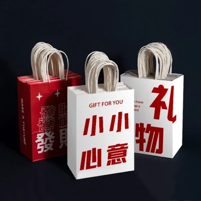 أكياس ورق الكرافت للعام الجديد، وأكياس الهدايا، وأكياس هدايا التهنئة والمزدهرة، وحقائب اليد متوفرة في المخزون