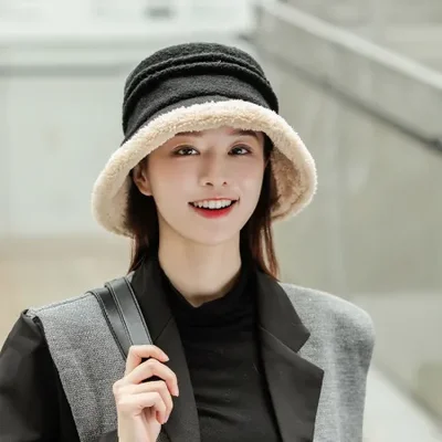 A versatile Korean style fisherman's hat for women in autumn and winter, making the face look good, small and warm, knitted and fleece ear-protecting Northeastern lamb fleece basin hat