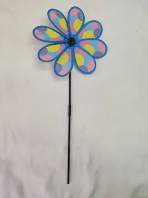 Hot-selling glowing windmill toys, traditional windmill photography, sports and leisure toys at the stall