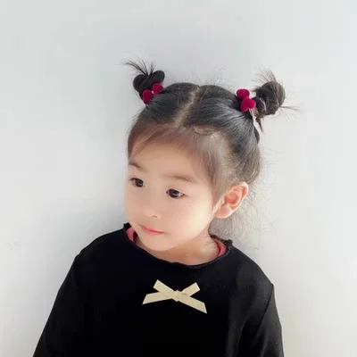 Red hair clips, a popular and best-selling item for children during the Spring Festival