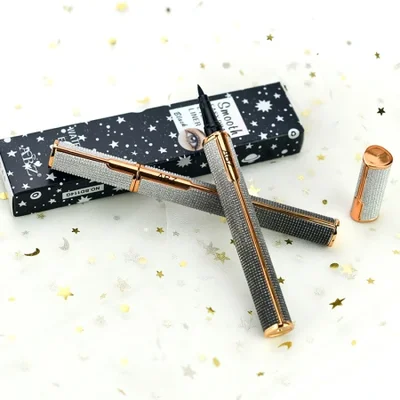 قلم تحديد العيون الجديد المخصص عبر الحدود من ABZ يتميز بالنعومة والتدفق والدقة. 