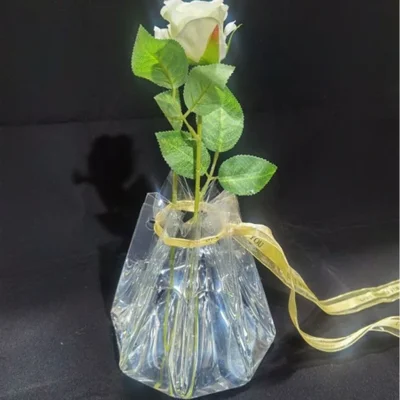 المزهرية القابلة للطي المصنوعة من مادة PET الشفافة مريحة للحمل. 