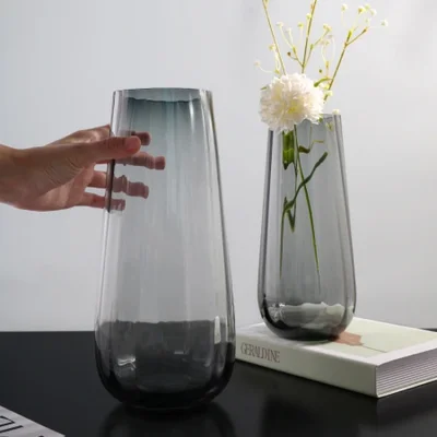 The creative, simple and large glass vase with a high aesthetic level is a living room decoration. The Ins-style vase and flower arrangement exude an extremely high-end feel