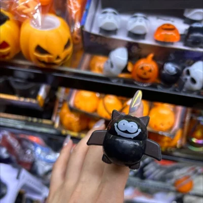 حلقات مضيئة، وديكورات مهرجان الهالوين والأشباح، ومستلزمات المهرجانات