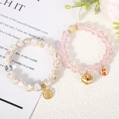 نفس نمط السوار الزجاجي من خشب البخور والرماد المضيء كما هو الحال في المنطقة ذات المناظر الخلابة، وسوار رقصة الأسد الصينية التقليدية من أجل الحظ الجيد، وسوار خرز الصلاة البوذي ذو طابع "فو" القديم